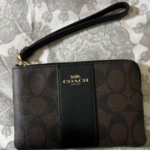 Corner Zip Wristlet In Signature Canvas